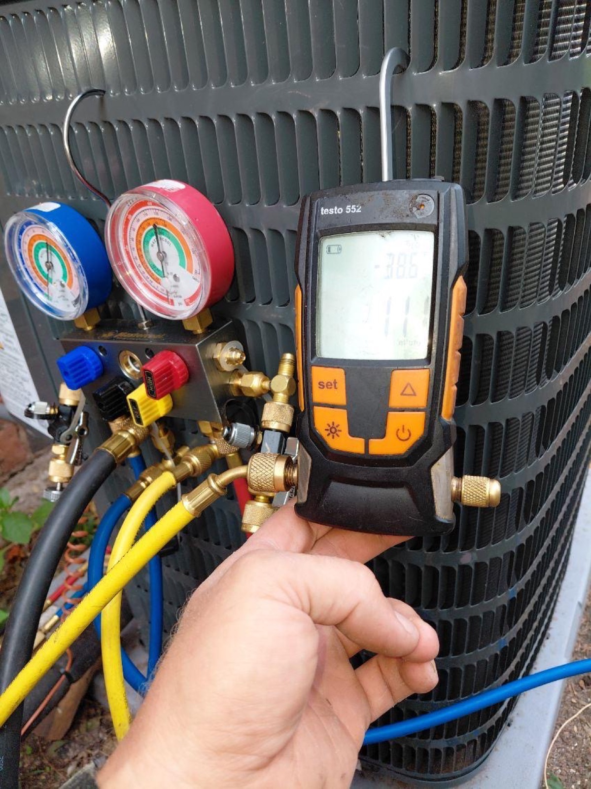 Digital manifold A/C diagnostics
