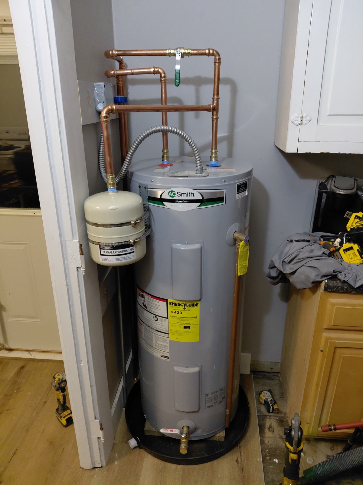 Water heater with clean copper supply lines